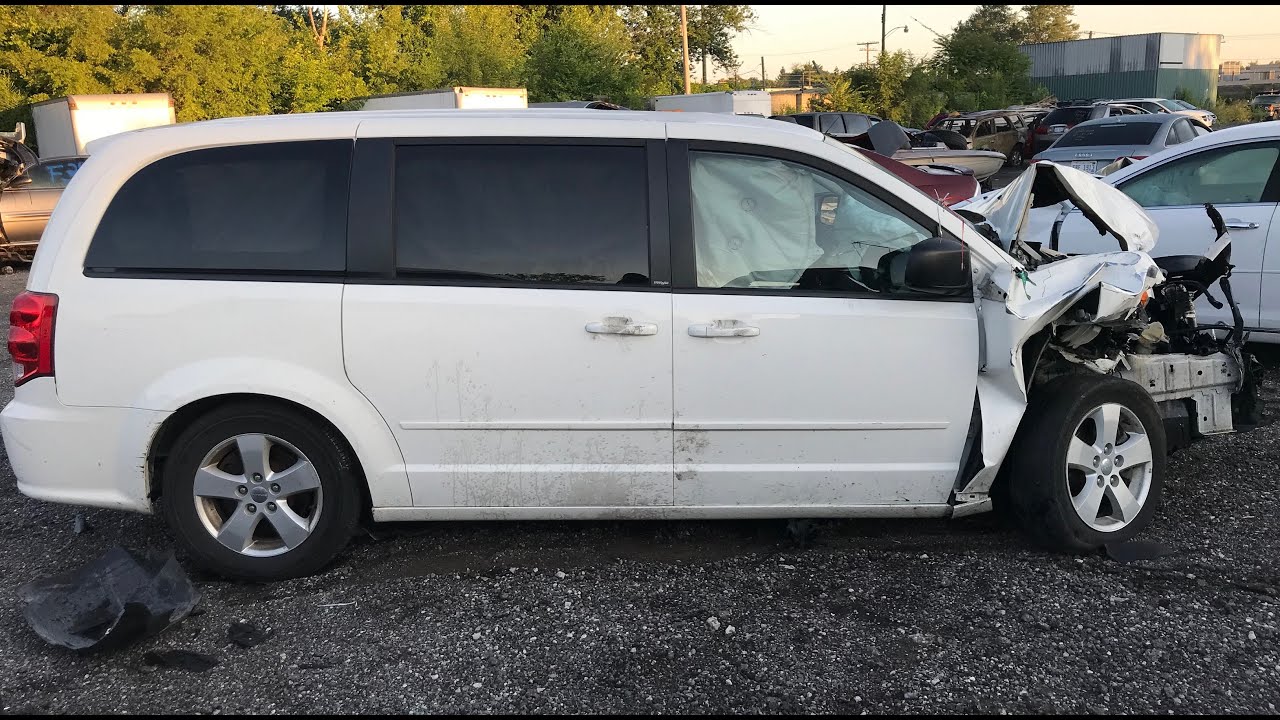 Dodge Caravan Hits Head On With Pickup Truck (Wreck Showcase)