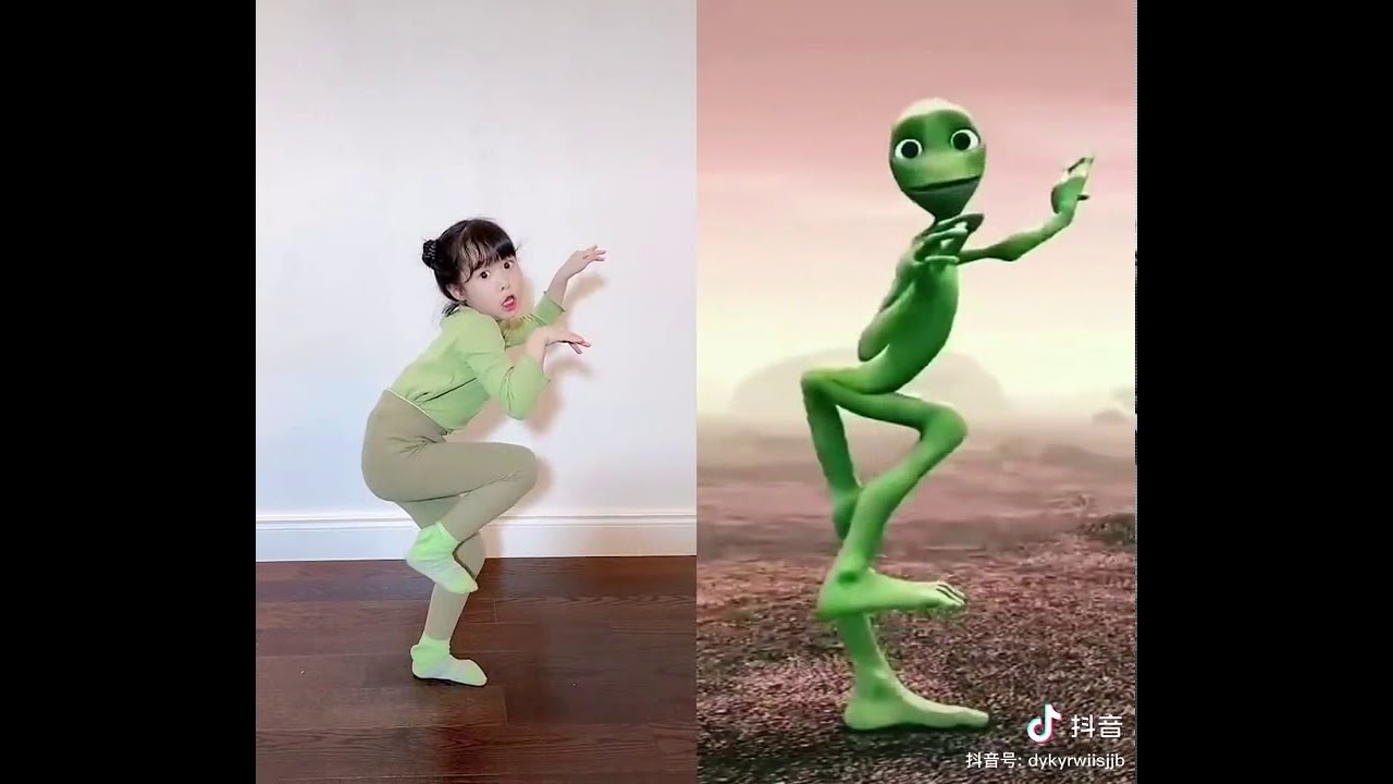 An adorable little girl taking up Dame Tu Cosita dance challenge可爱小女孩跳魔性青蛙舞