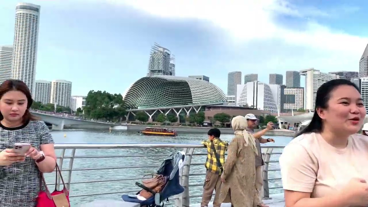 Strolling @ Merlion Park in Singapore