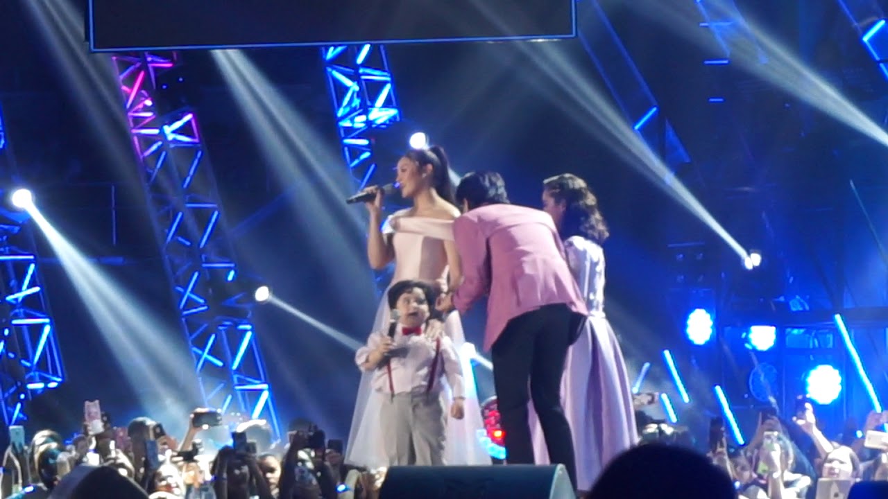 Daniel Padilla with Magui, Carmella, and Jordan at D4 Concert