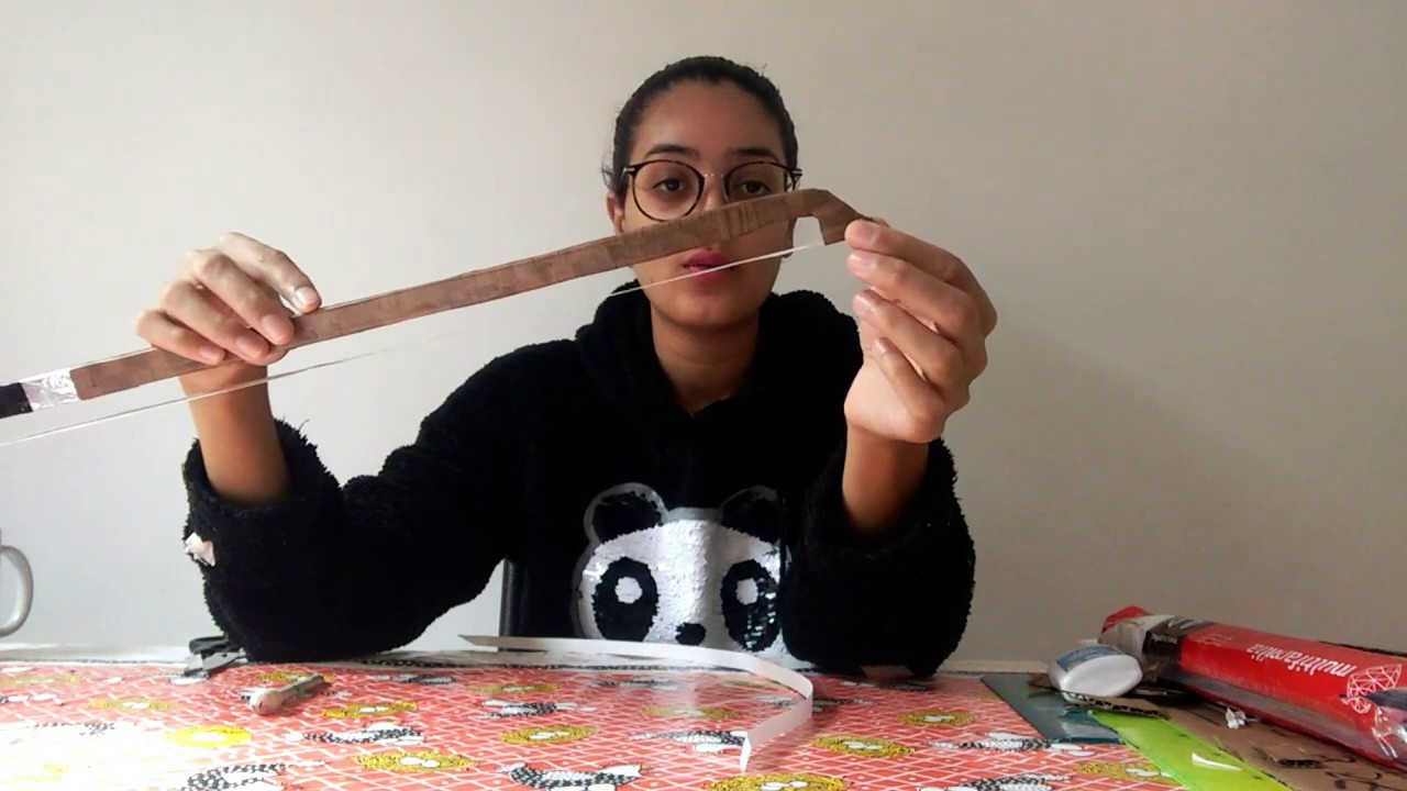 Arco de violino feito com papelão