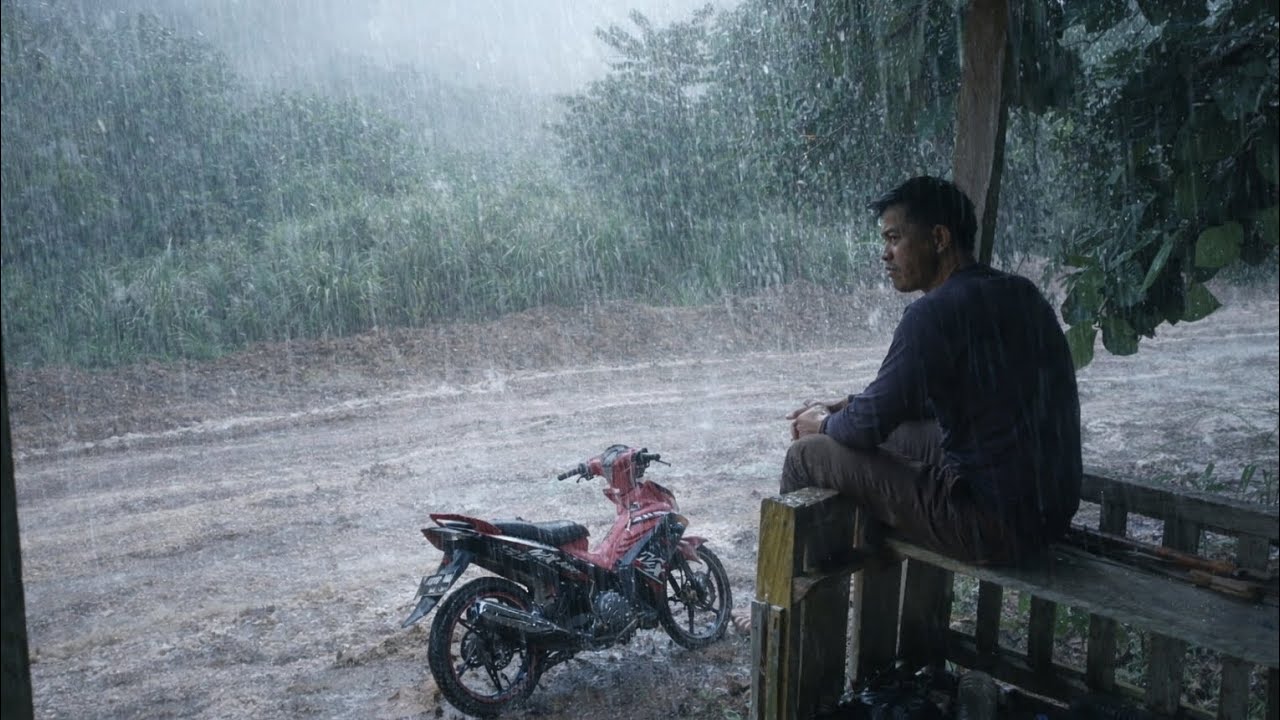 TERJEBAK HUJAN DERAS DI PONDOK KEBUN TENGAH HUTAN.