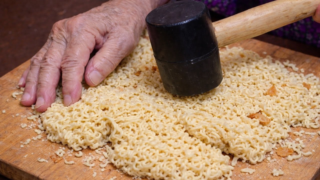 라면을 진짜 이렇게 판다고?! 기발한 비법으로 손님 폭주하는 할머니 노포 Korean street food