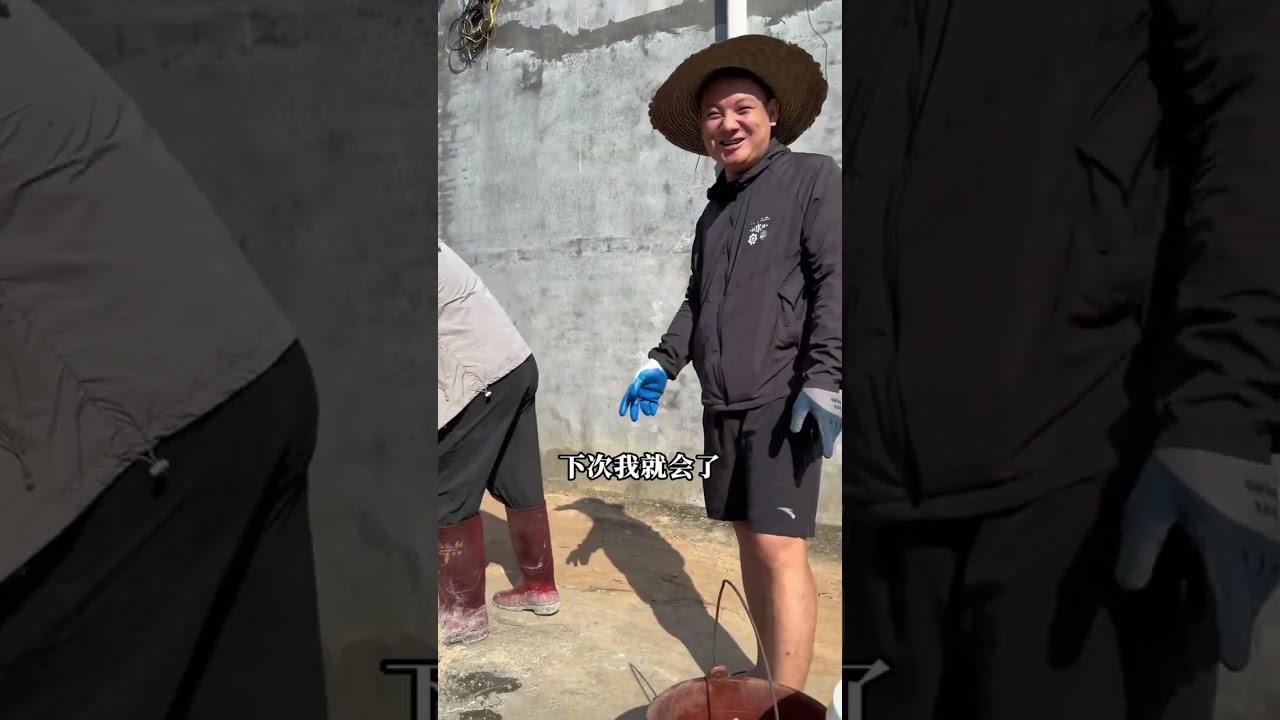 台风把老房子的屋顶都吹跑了，瓦片碎了一地，今天全家一起来修，感觉老爸是全能的什么都会，自己翻水泥把瓦片一片一片叠上去，一会就把屋顶修得跟以前一样#小芬旅记