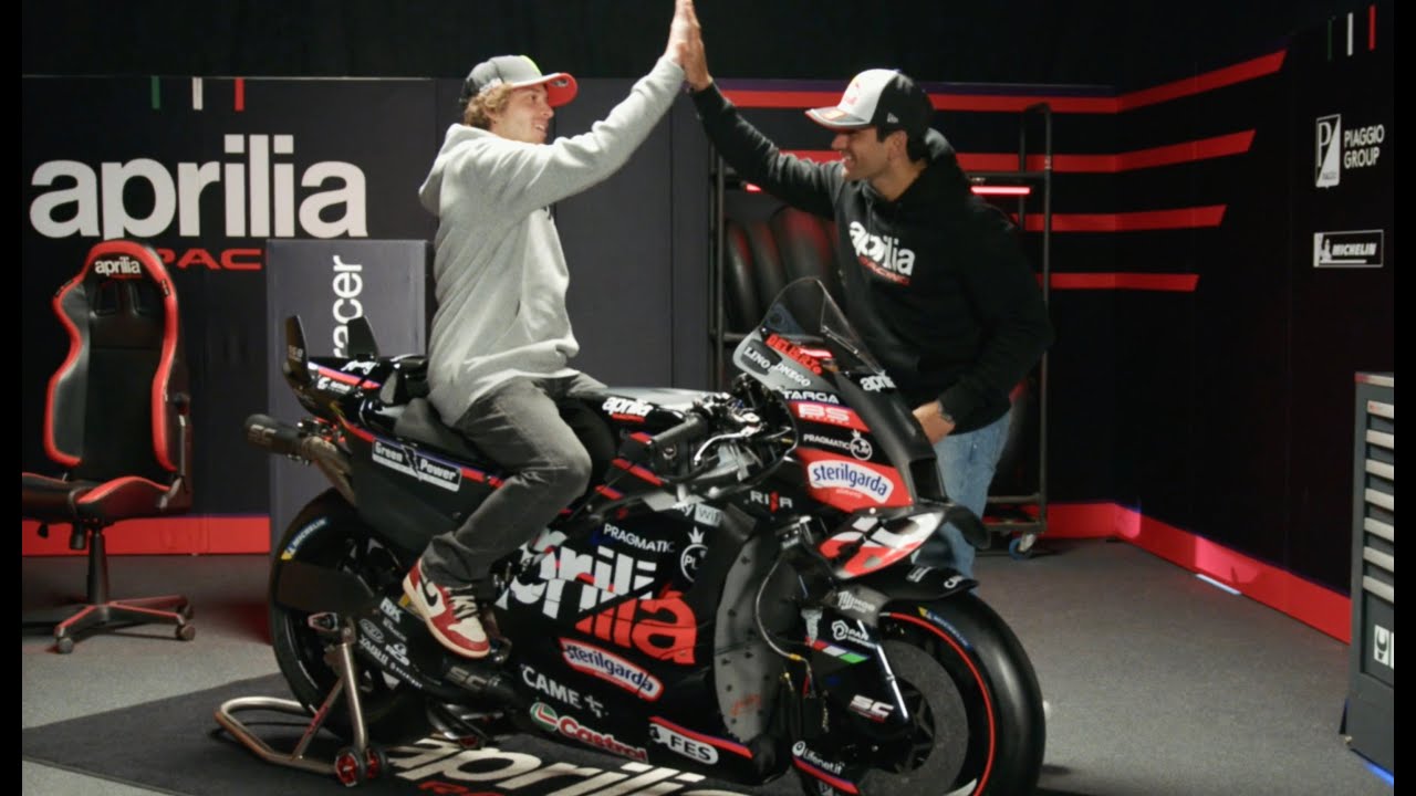 Jorge Martin e Marco Bezzecchi svelano la nuova Aprilia RS-GP25 col Numero 1!