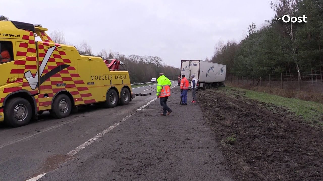 Snelweg A1 bij De Lutte dicht na ongeval met vrachtwagen