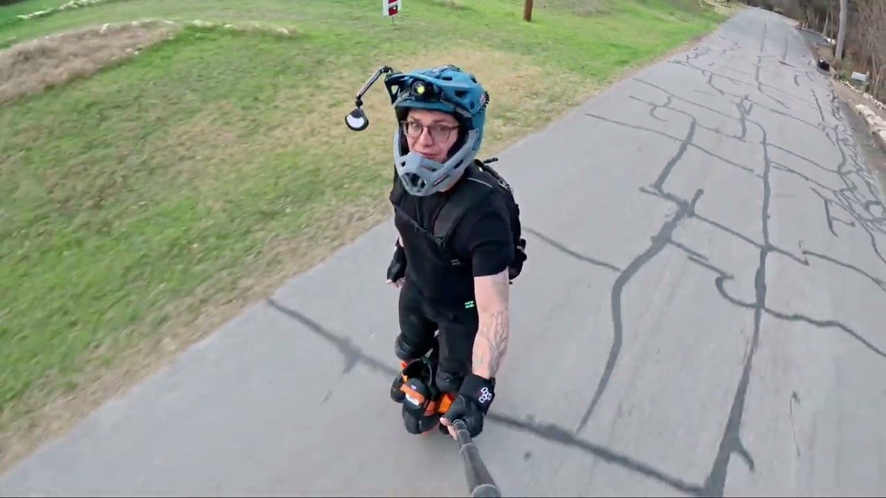 Evening EUC ride around Red Bird Park and the neighborhood nearby. Lots of curvy roads and hills. 