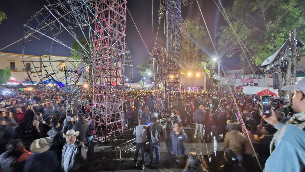 Lleno total en la presentación del grupo la apuesta en la heroica ciudad de tlaxiaco oaxaca México 