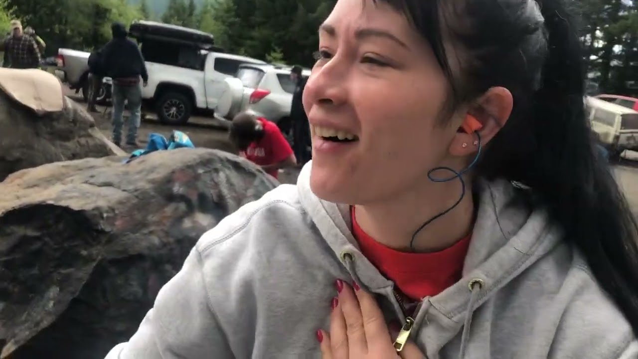 sexy girl learns to shoot with a shotgun девушка учится стрелять с дробовика