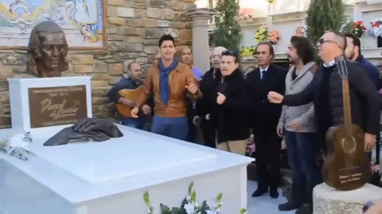 La comparsa de Antonio Martín canta en el mausoleo de Paco de Lucía