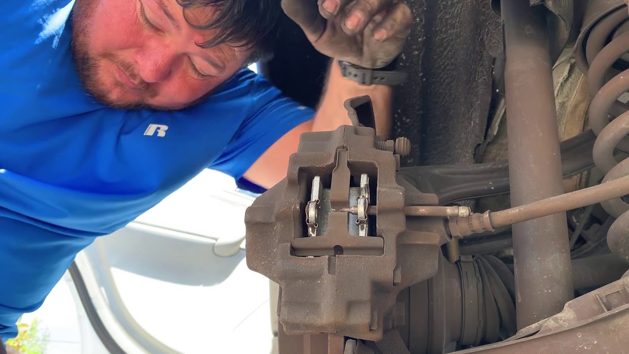 Como cambiar las pastillas de frenos traseras de un Mercedes Benz C230 año 2005 kompressor