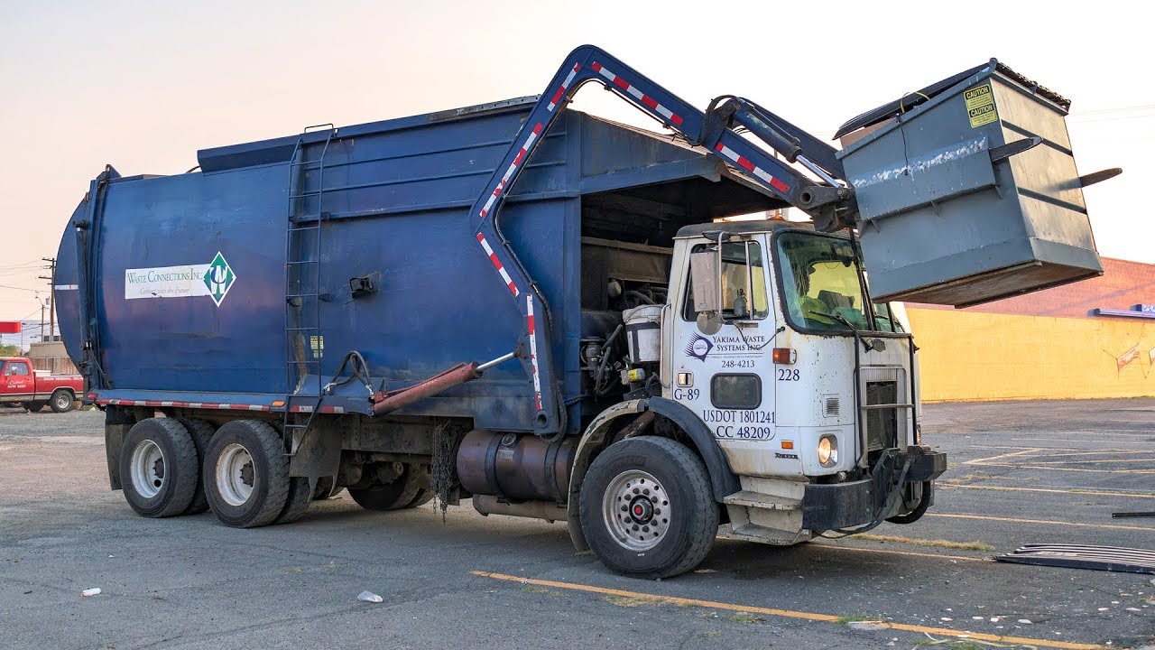 Autocar WX64 - Bridgeport Front Load Garbage Truck