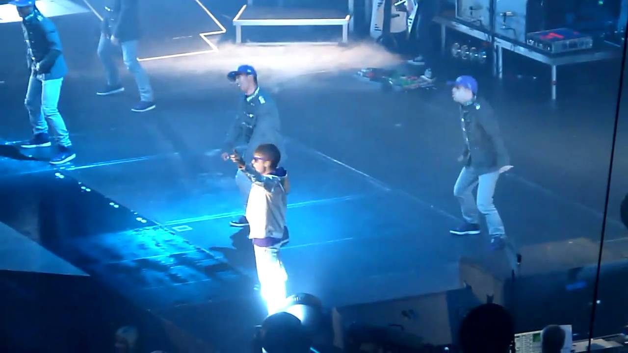Justin Bieber - Love Me - live Sheffield 23 march 2011 - HD
