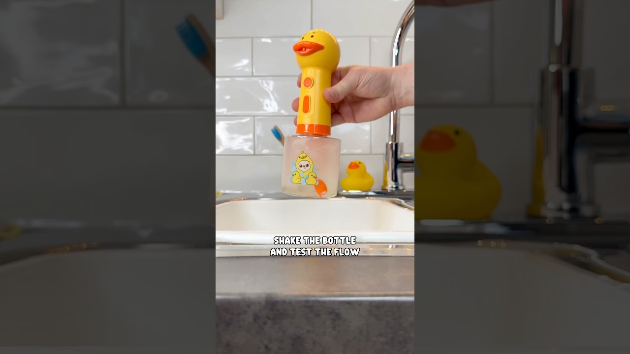 How to use a ducky-shaped shampoo & bubble bath sprayer to make pet baths easier 💦🛁 #pets #bath
