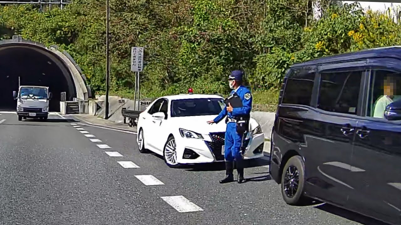トンネル内に響き渡るサイレン！白アス覆面パトカーがスピード違反のヴォクシーを検挙！【スピード違反取り締まり】