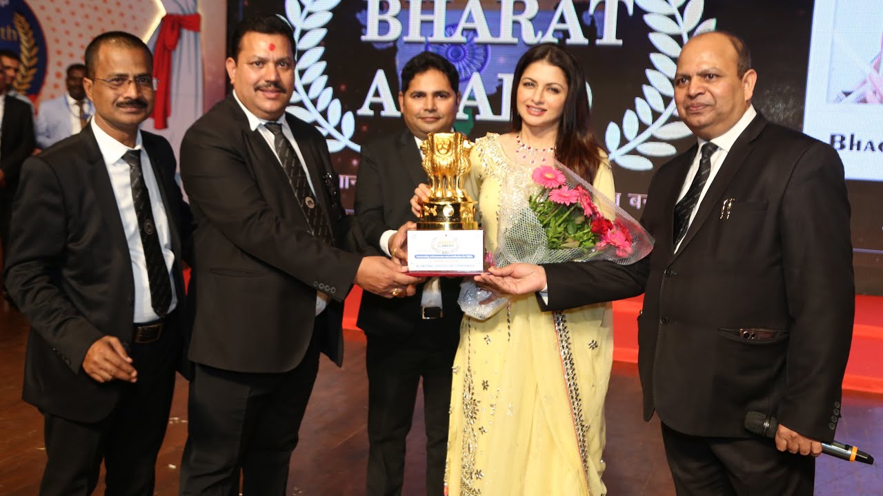 Honouring Bhagyashree with Moral Bharat Award at 16th Anniversary Celebration