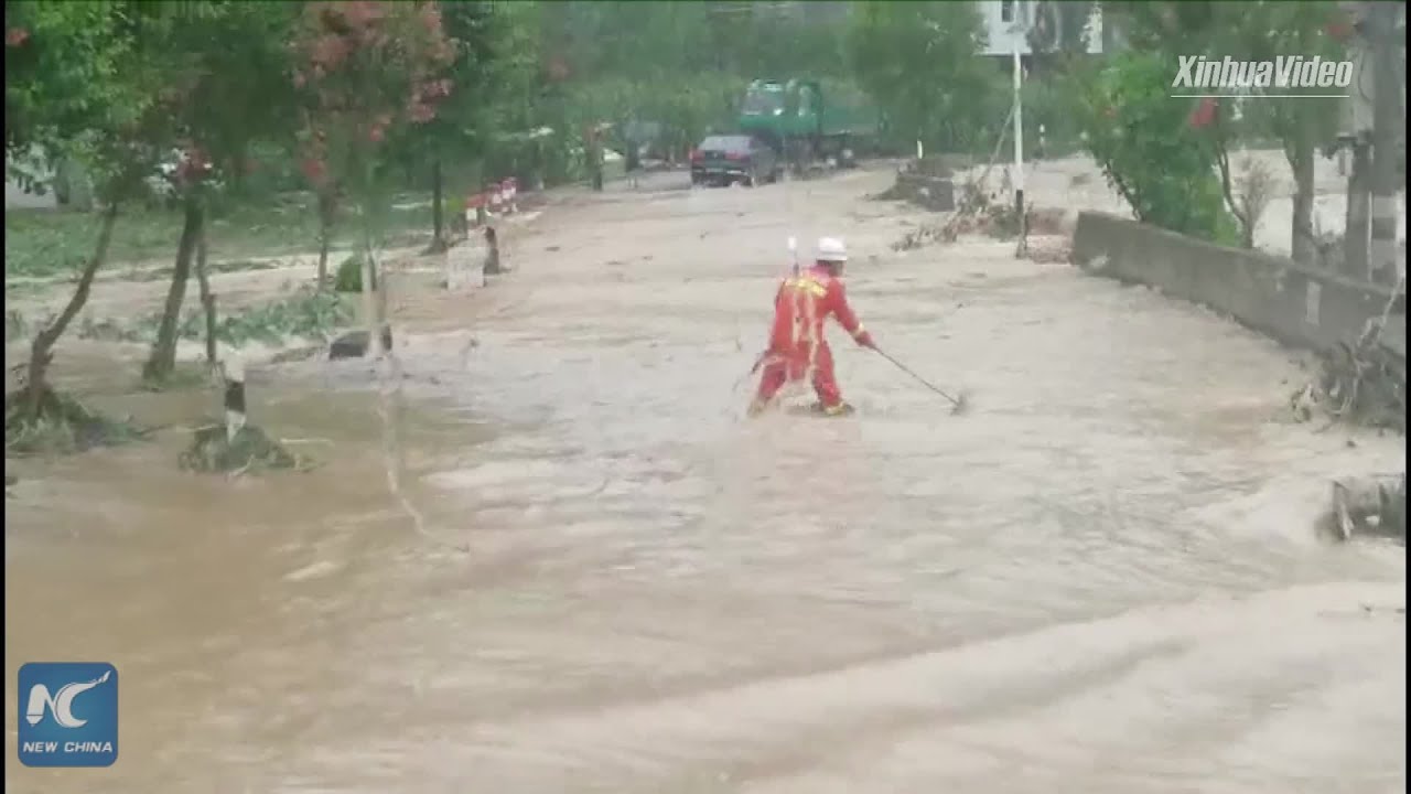 Firefighters brave fierce currents to rescue trapped residents in Shaanxi, China