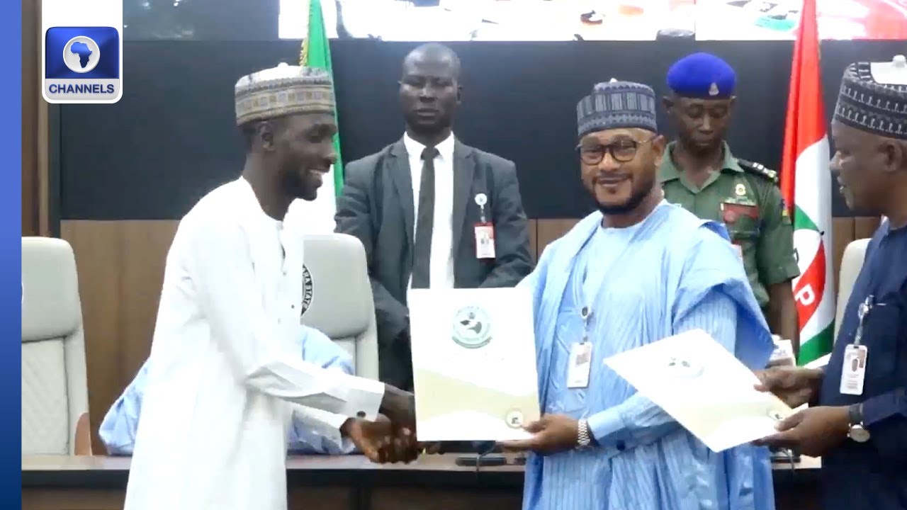 Gov Lawal Presents Certificates To 50 Scholarship Students After 10-Year