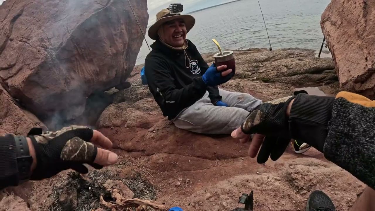 Pesca de pejerrey en el lago Mari Menuco en Kayac  