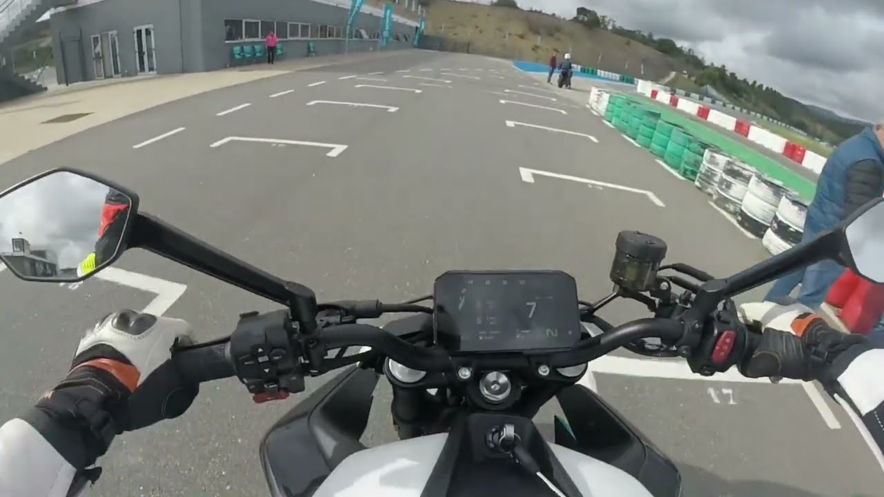 Testing the CF MOTO 675NK in Kartodromo Internacional do Algarve