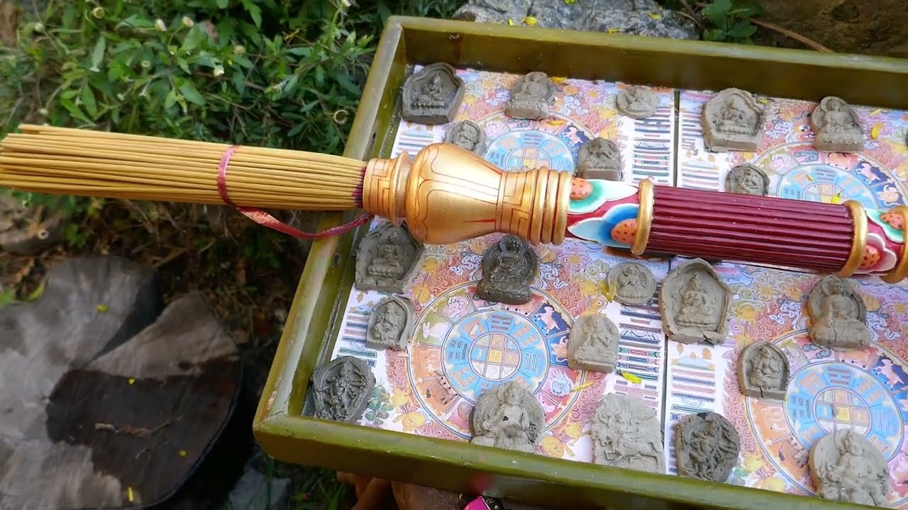 Himalayan clay protective Tsatsa Making traditional pooja - Tsha-tsha divinité argile traditionnelle