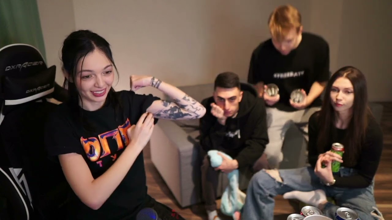 twitch girl muscles/biceps
