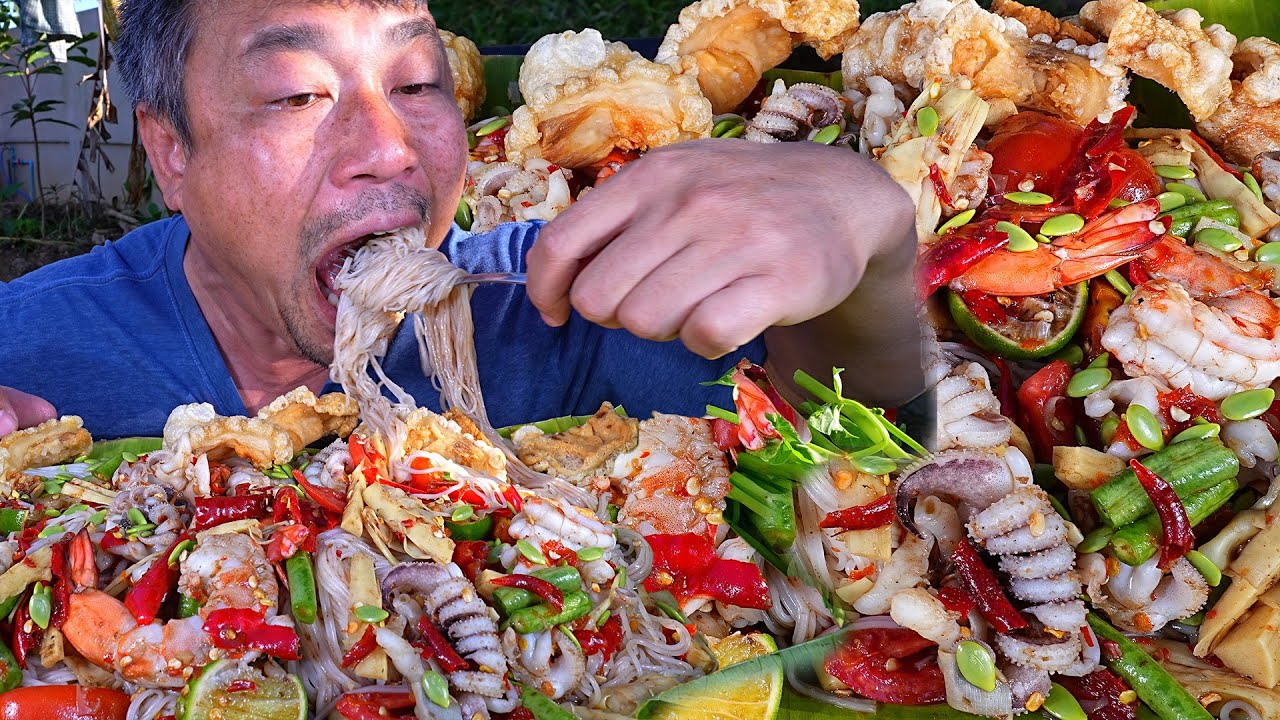 Острый салат из папайи с щупальцами кальмара и крупными креветками в густом рыбном соусе - 29-12-...