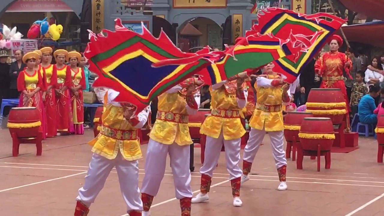 Trống hội Thăng Long làng Yên Lã biểu diễn tại Đình Làng