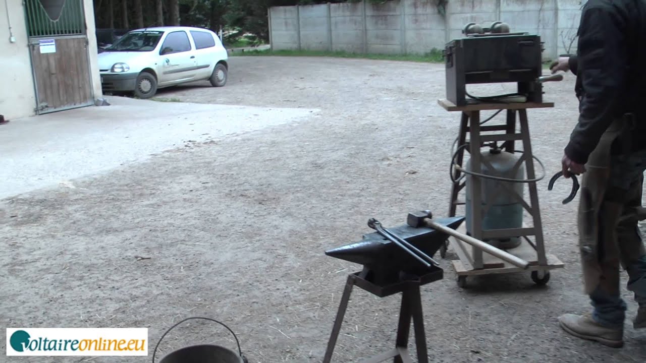 9 Ajuster le fer (sabots du cheval) par VoltaireOnline.eu