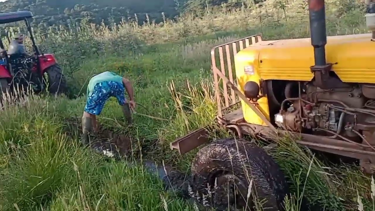 MAHINDRA 5050 SERÁ  QUE DESENTERRA  O  VALMET 65  ATOLADO .......