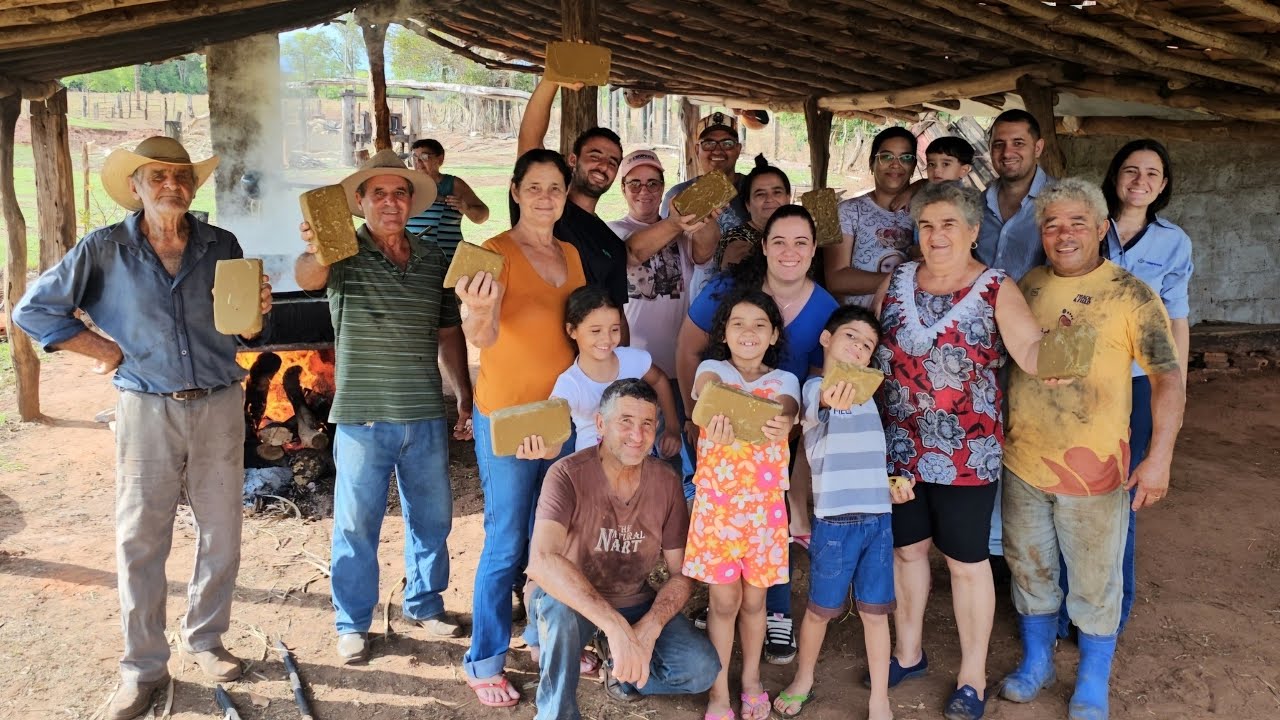 ELES MANTÉM A TRADIÇÃO FAMILIAR NA RAPADURA