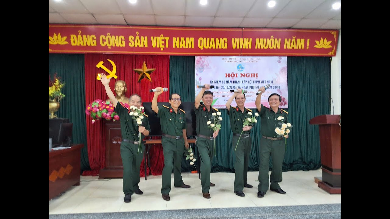 5 ANH EM  TRÊN MỘT CHIẾC XE TĂNG  25