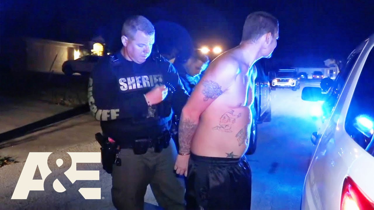 Live PD: Greatest Shifts &ndash; Officers Locate Man With Warrant Behind Barricaded Door | A&E