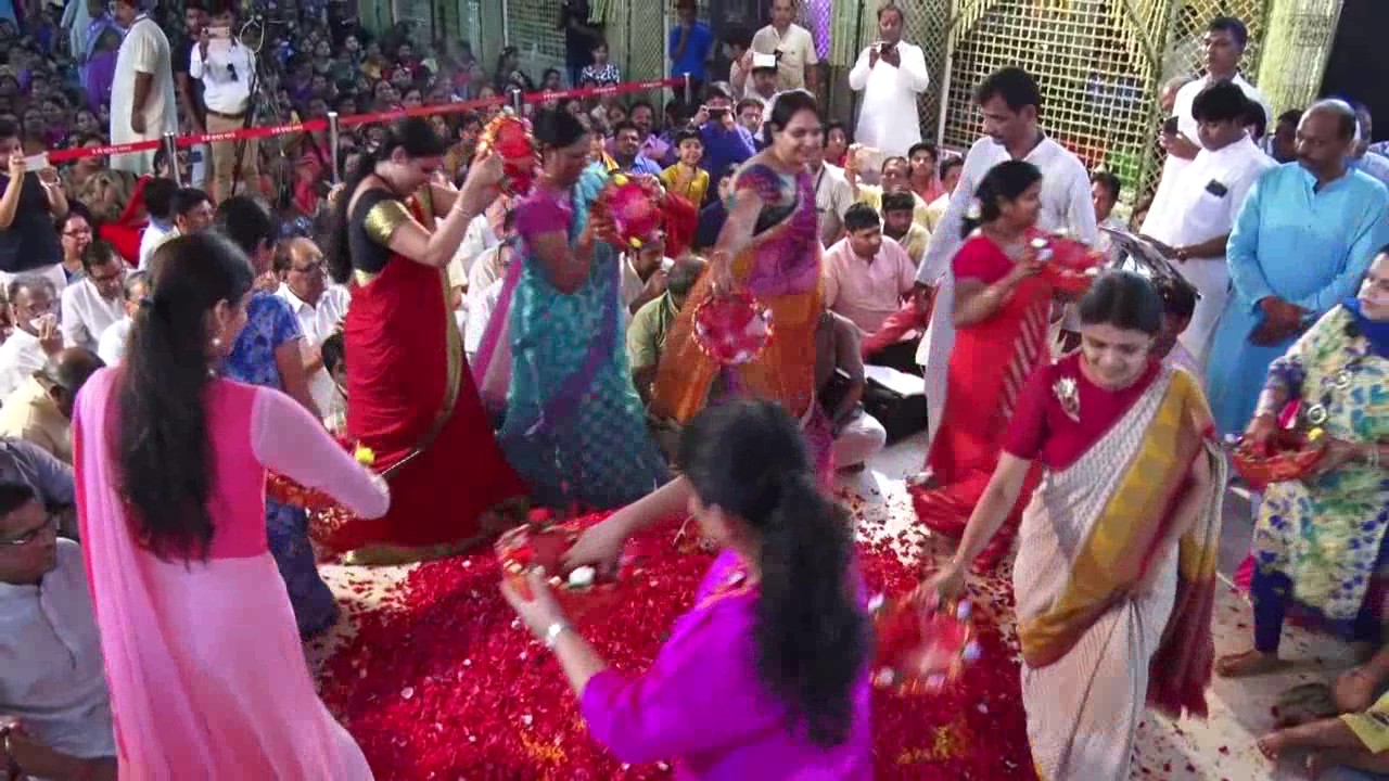 Dadi sang pushpon ki holi