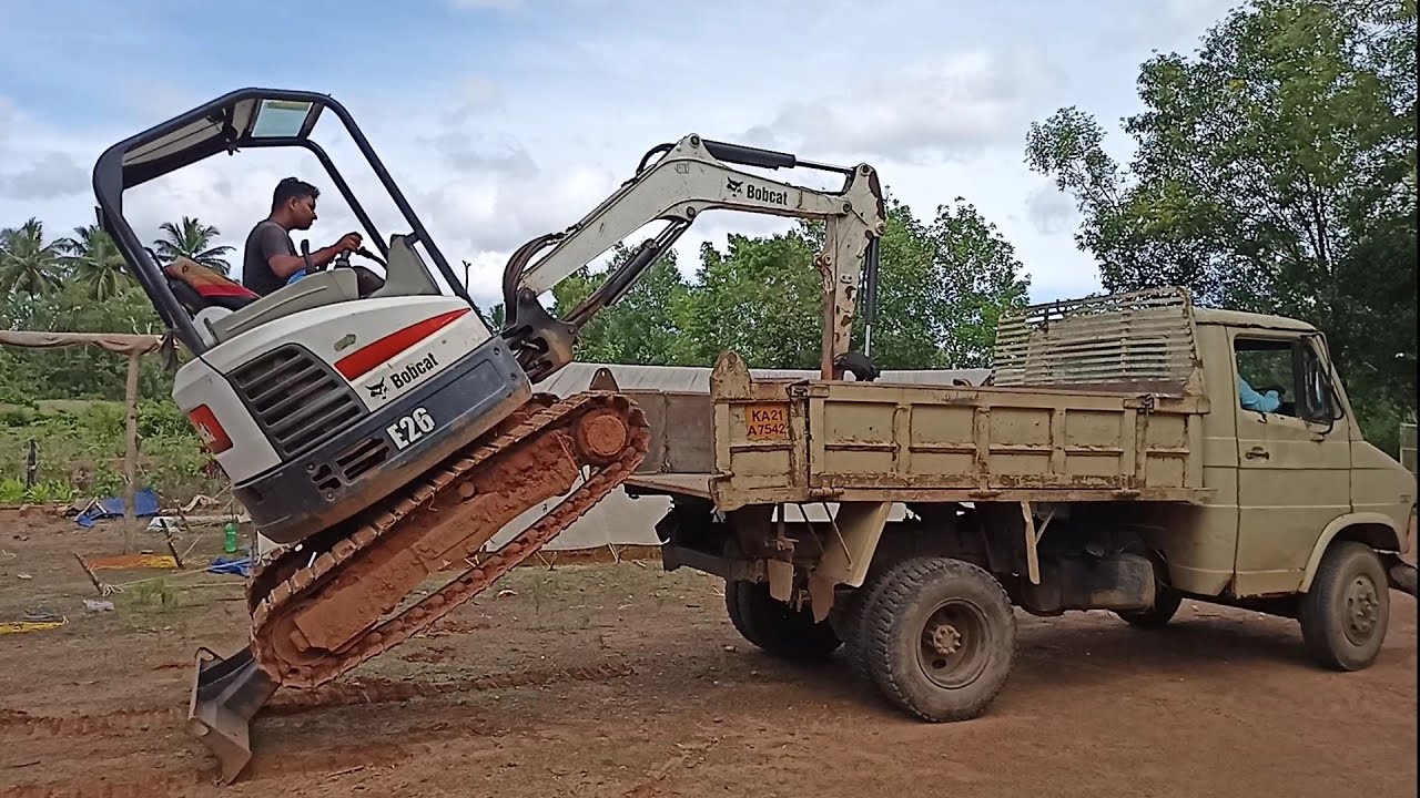 bobcat 26 Hitachi loading and unloading