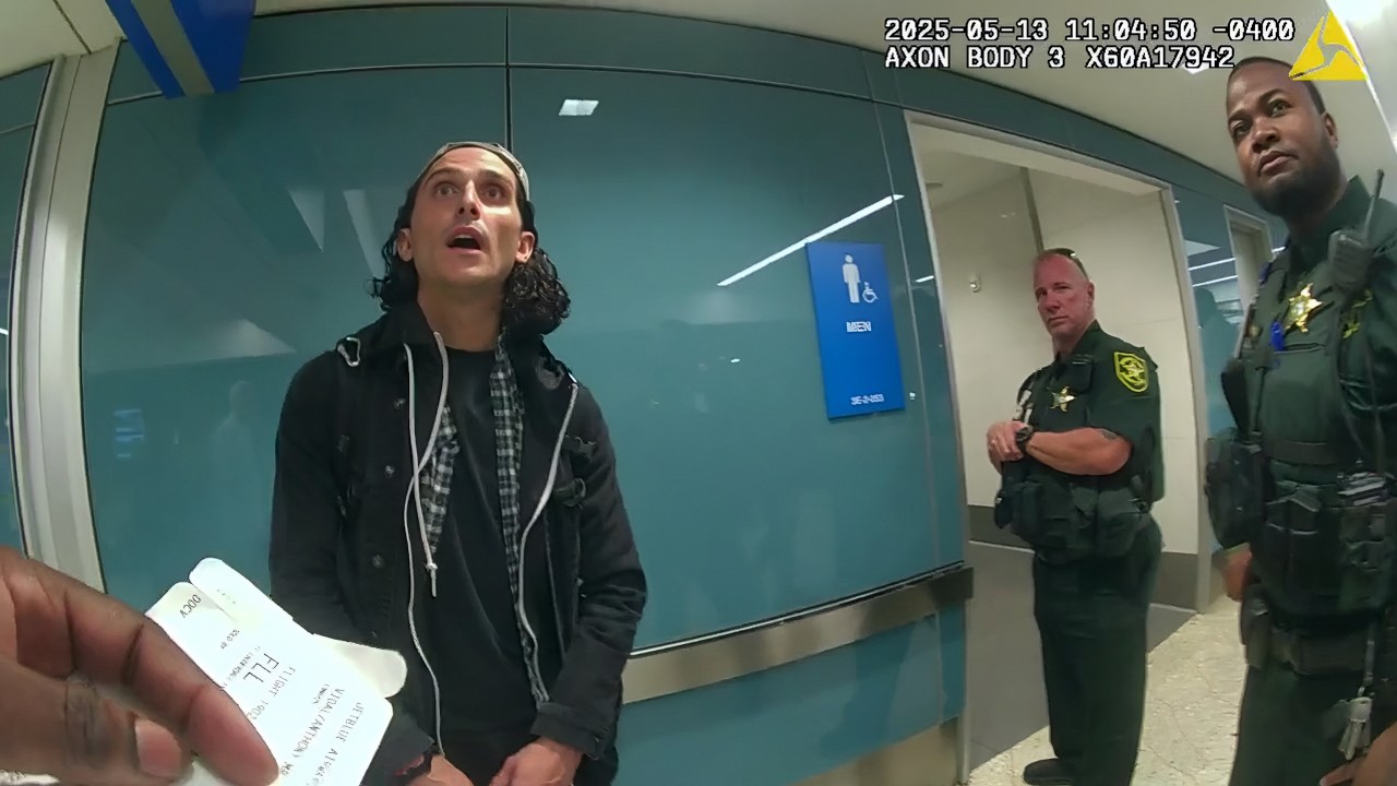 Passenger Tries to Force His Way Onto Jet Bridge After Missing His Flight