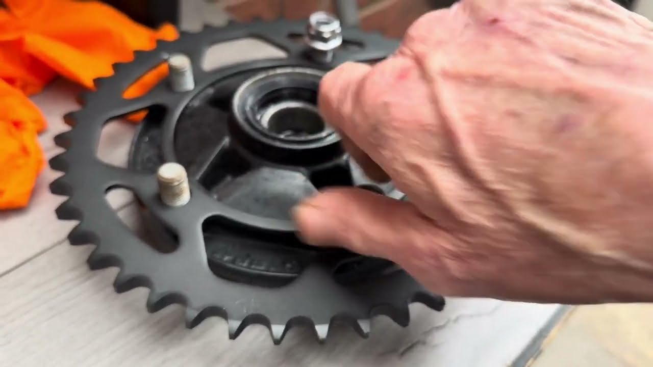 Установлены передняя звездочка, шестерня и подножка для BMW F850 GSA #bmwf850gsadventure