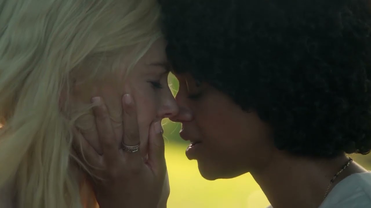 Nine Perfect Strangers / Kiss Scene &mdash; Masha and Delilah (Nicole Kidman and Tiffany Boone) | 1x05