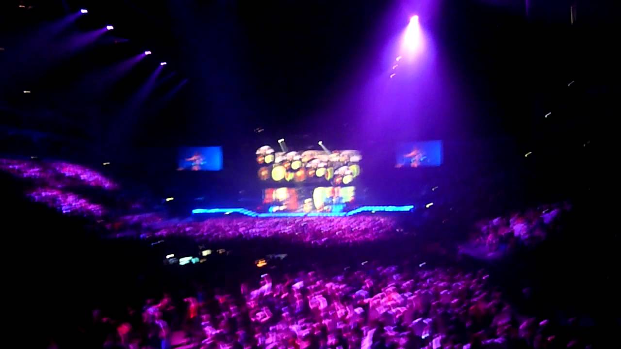 Rihanna - What's My Name & Rude Boy Live At The O2 Arena (21.12.11)