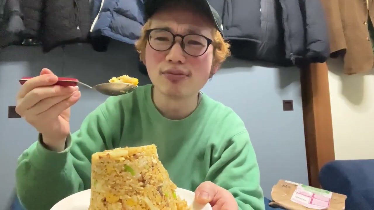 フリーター、カップヌードル炒飯食う