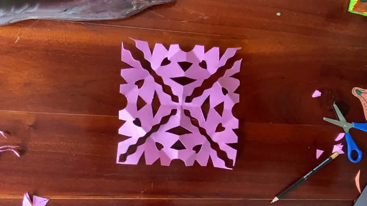Taller de simetría con esculturas de papel