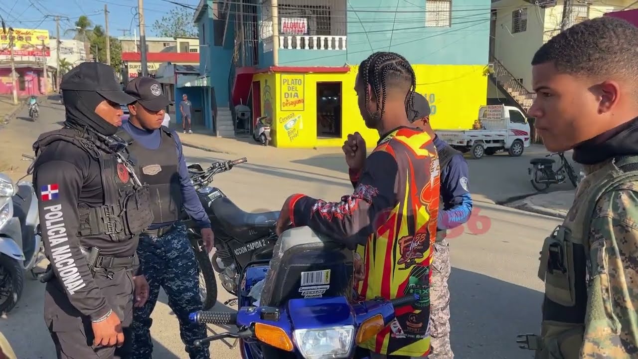 “Tarde “ Recorrido de la policía en Los Barrios de Macorís 