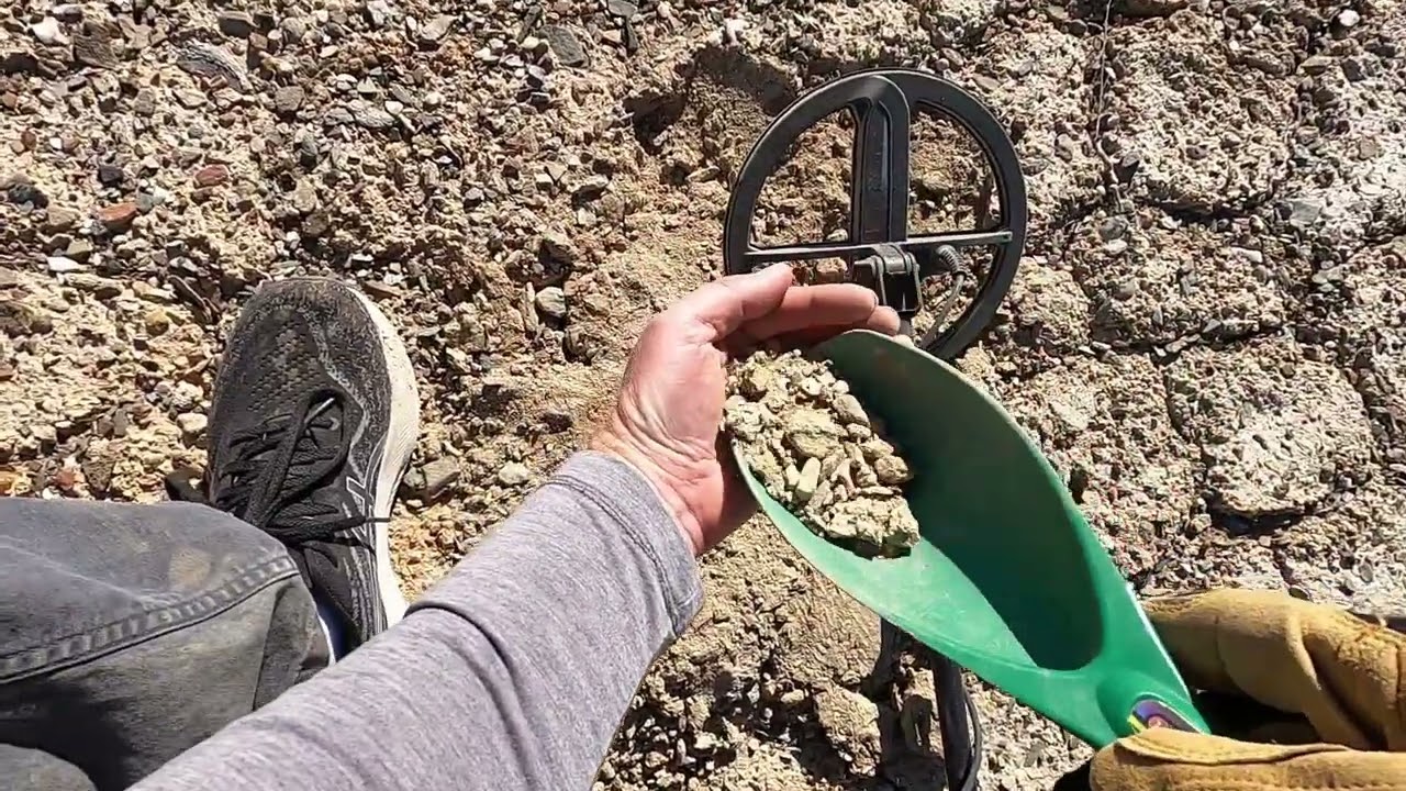 Кемпинг на автомобиле и поиск золота с металлоискателем.