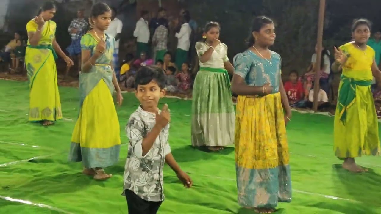 ஈரோடு குருவரெட்டியூர் புரவிபாளையம் கிராமத்தில் வள்ளி கும்மி பாரம்பரிய  நடனம் 