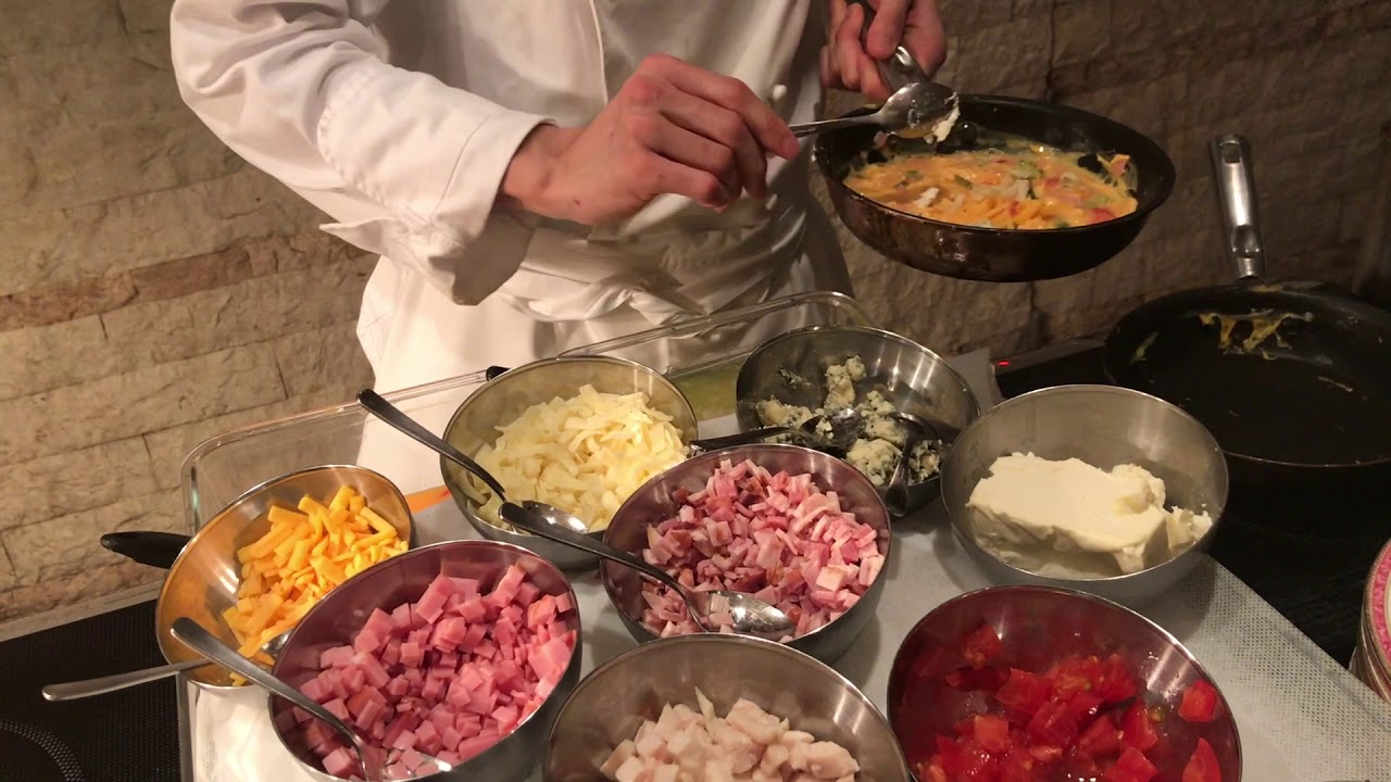 ウエスティンホテルのオムレツ - ２台同時進行するプロ技 | OMELET at Breakfast Buffet - The Westin Tokyo, Japan