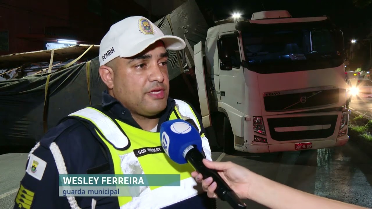 Avenida Amazonas, em BH, é liberada 18 horas após tombamento de carreta