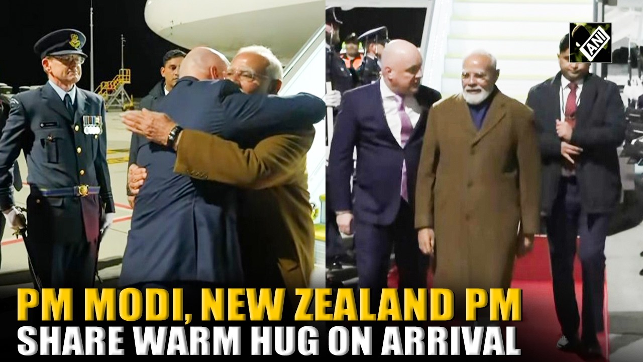 Must Watch! PM of New Zealand Christopher Luxon hugs PM Narendra Modi, as he arrives in Auckland