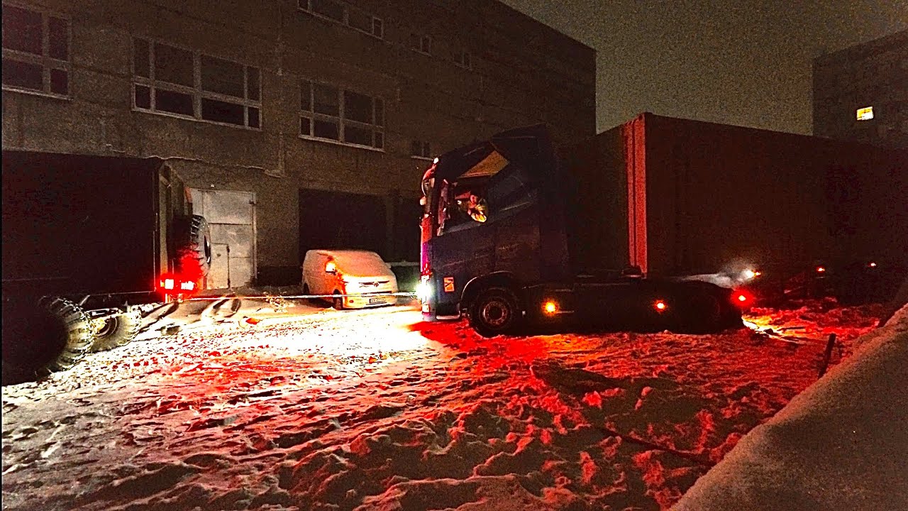 Дизельний ГАЗ66 та фура в снігу.  