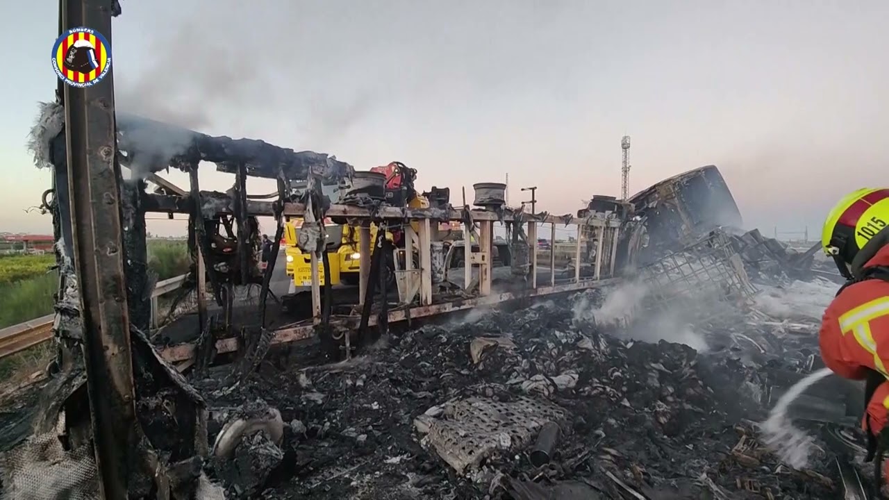 El incendio de un camión obliga a cortar un sentido de la A7 en Alginet Valencia
