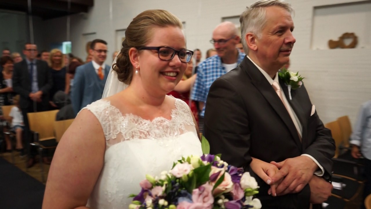 Eveline wordt door haar vader weggegeven.